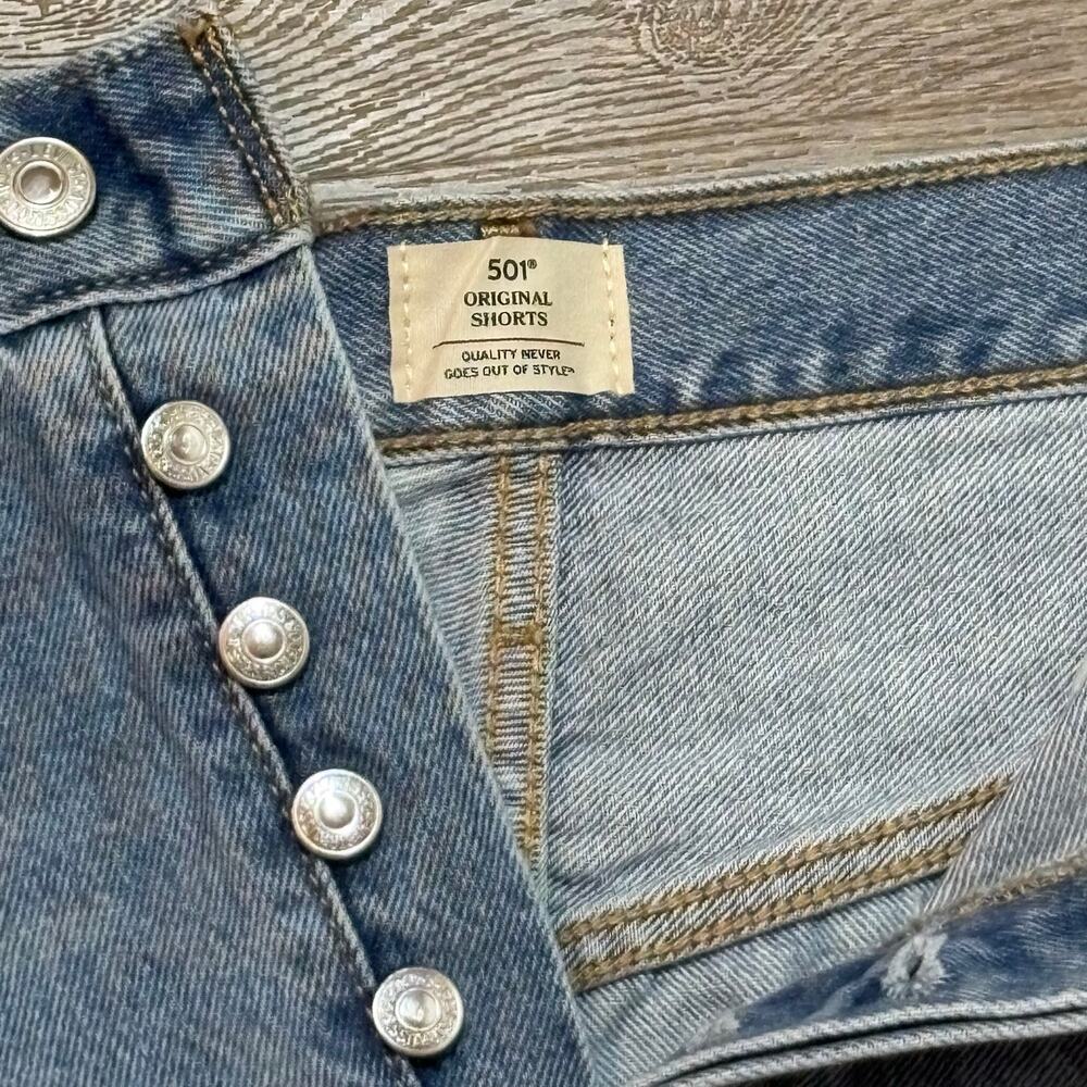 NWT Levi’s 501 Original High Rise Distressed Denim Shorts Size 32 - Picture 2 of 14
